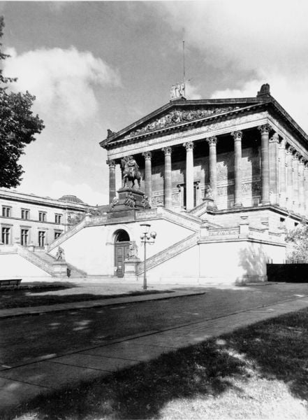 Alte Nationalgalerie in Berlin. by Friedrich August Stüler. 1866–1876. Motifs recorded: tempel, säulen, foto, treppe, treppen, laterne, wolken, standbild.