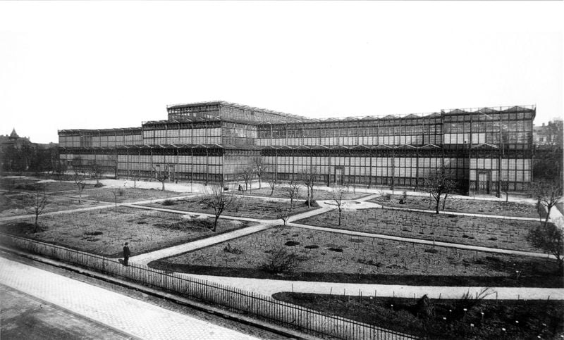 Ansicht des Glaspalastes in München von SO. by August von Voit. 1889–1891. Motifs recorded: zaun, wege, mann, gebäude, foto, garten, bäume, fenster.