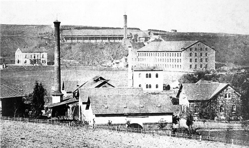 Ansicht des Gaswerks in Hof, im Hintergrund: Baumwollspinnerei am Teufelsberg (Fotografie um 1870). 1854. Motifs recorded: schornstein, fabrik, häuser, foto, fenster, zaun, dächer, hügel.