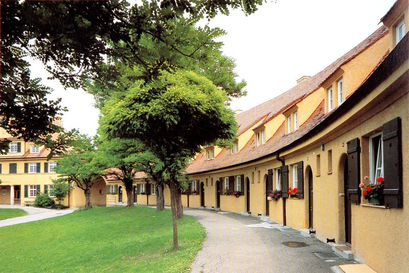 Altenhof der Siedlung Gmindersdorf. by Theodor Fischer. 1903–1915. Motifs recorded: foto, türen, fenster, grün, weg, häuser, bäume, dächer.
