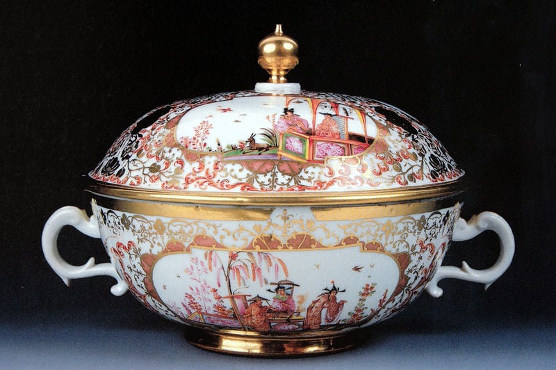 Deckelschüssel. by Johann Gregorius Höroldt. 1725. Motifs recorded: gold, deckel, henkel, china, porzellan, weiß, terrine, verzierung.