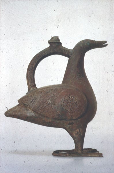 Aquamanile aus Khorasan. 1100–1200. Motifs recorded: vogel, schnabel, henkel, kanne, auge, flügel, braun, fuß.