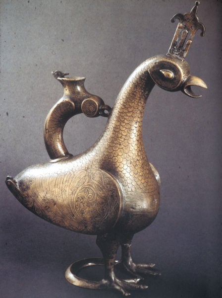 Aquamanile in Pfauenform aus Cordoba(?), (Islam). 980–1020. Motifs recorded: vogel, schnabel, kanne, auge, bronze, krone, metall, flügel.
