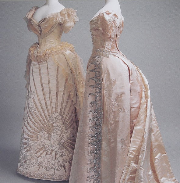 Ballkleid. by Charles Frederick Worth. 1887. Motifs recorded: kleid, silber, kleider, stickerei, strahlen, bestickt, rüschen, ausschnitt.