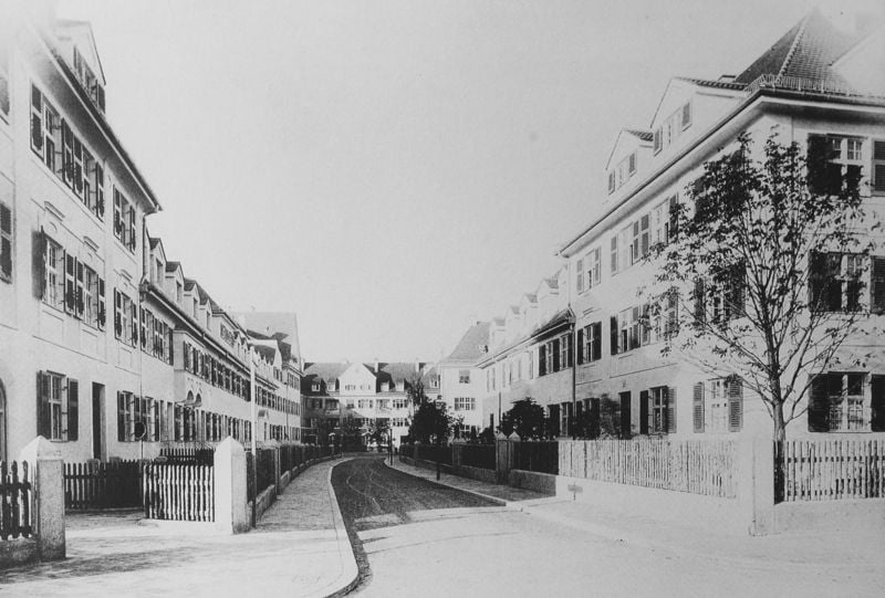 Abbildung der Wohnanlage München-Laim, Stadtlohnerstraße 1-16, Perhamerstraße 1,4-6. by Theodor Fischer. 1909–1911. Motifs recorded: strasse, häuser, foto, straße, fenster, zaun, fensterläden, baum.