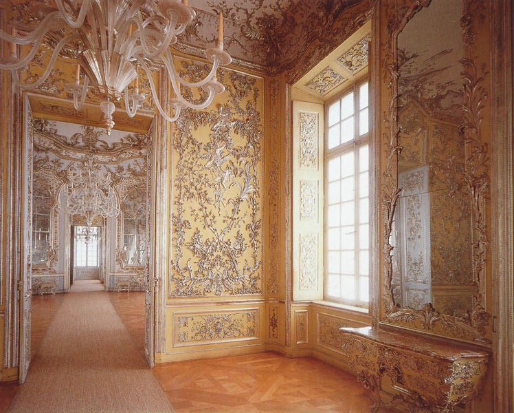 Amalienburg, Blick von dem Ruhezimmer durch den Mittelgang in den Spiegelsaal. by Francois Cuvilliés, der Ältere. 1734–1739. Motifs recorded: fenster, schloss, spiegel, parkett, stuck, gold, raum, leuchter.