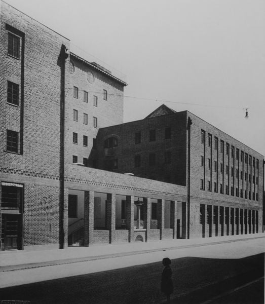 Ansicht Ledigenheim für Männer, Bergmannstr. 35, München. by Theodor Fischer. 1925–1927. Motifs recorded: fenster, gebäude, fassade, schatten, foto, straße, haus, kind.