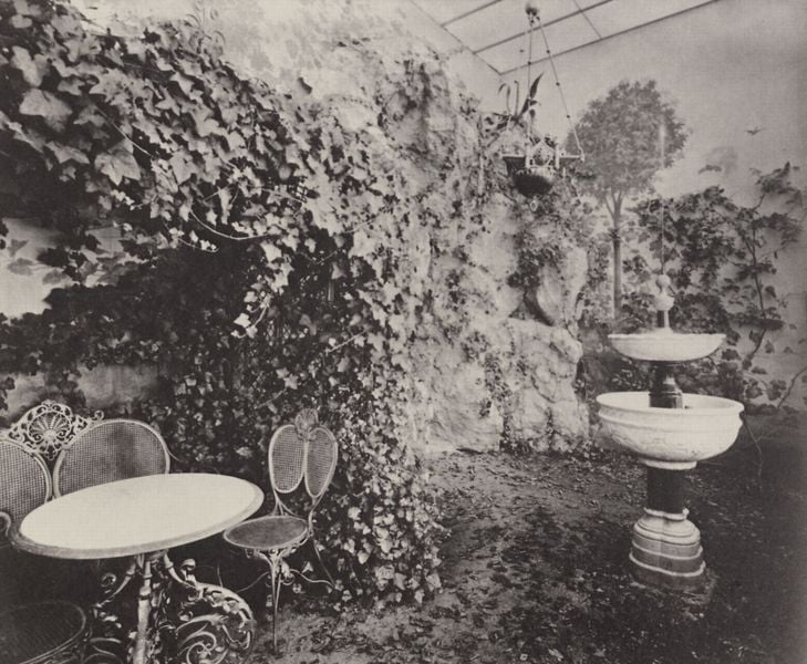 Bayerische Königsschlösser, Neuschwanstein - Wintergarten in der Wohnung des Königs. by Joseph Albert. 1885–1887. Motifs recorded: tisch, foto, garten, brunnen, stuhl, efeu, pflanzen, fotografie.
