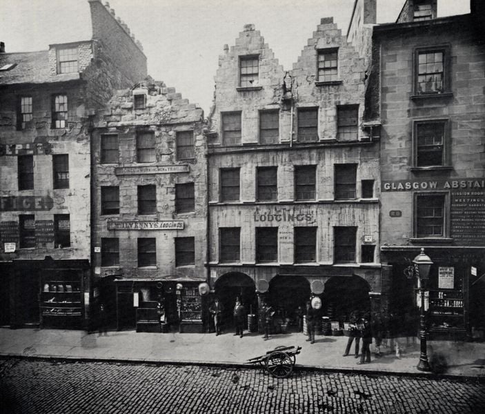 Altes Gebäude, High Street. by Thomas Annan. 1868–1877. Motifs recorded: foto, straße, glasgow, fenster, menschen, schwarz, häuser, pflaster.