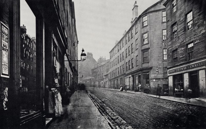 Anfang der High Street. by Thomas Annan. 1868–1877. Motifs recorded: straße, foto, laterne, schaufenster, häuser, menschen, plakat, stadt.