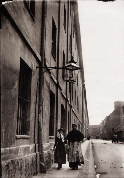 An der Alexander-Kaserne, Berlin, Kleine Alexanderstraße nach Süden. by Heinrich Zille. 1898–1900. Motifs recorded: laterne, straße, foto, frauen, fenster, haus, frau, fotografie.