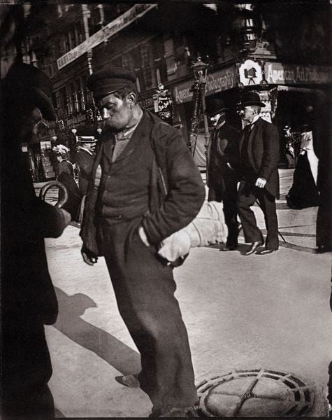 Auf einer Kreuzung der Friedrichstraße. by Heinrich Zille. 1890–1910. Motifs recorded: foto, mann, fotografie, arbeiter, gullideckel, straße, männer, amerika.