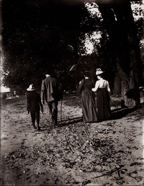 Familie Zille auf dem Heimweg. by Heinrich Zille. 1890–1914. Motifs recorded: frauen, spaziergang, weg, schirm, hut, foto, fotografie, menschen.