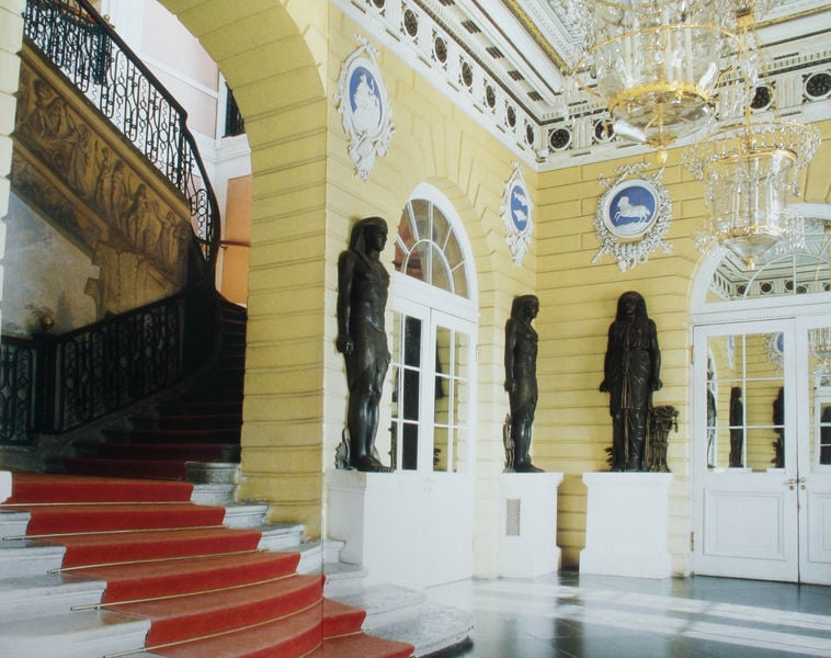 Ägyptisches Vestibül im Erdgeschoss. by Charles Cameron. 1785–1786. Motifs recorded: yellow, red, treppe, blue, statues, stairs, statue, staircase.