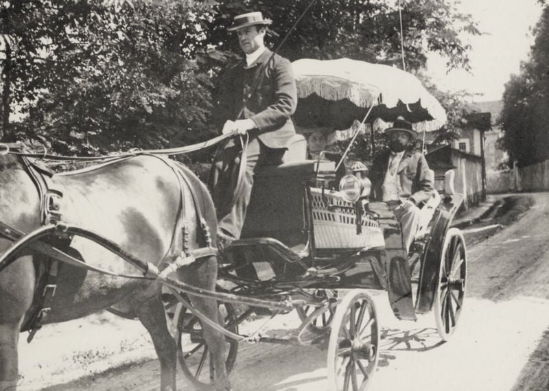 Alfred Bruneau und der Kutscher Jules. by Francois Emile Zola. 1880–1902. Motifs recorded: kutsche, pferd, weg, hut, foto, kutscher, mann, wagen.