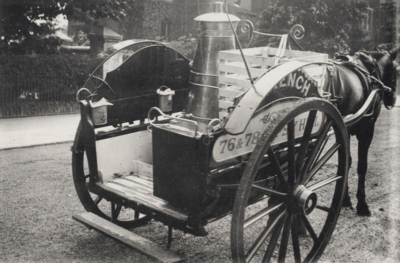 Ambulanter Milchwagen. by Francois Emile Zola. 1860–1902. Motifs recorded: pferd, kutsche, foto, rad, wagen, strasse, schwarz, räder.
