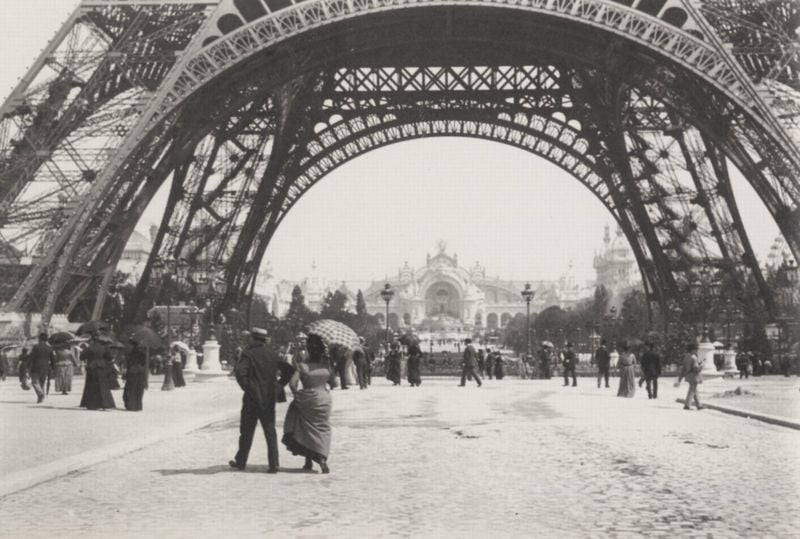 Blick durch den Eiffelturm auf den ""Elektrizitäts-Palast"". by Francois Emile Zola. 1889–1902. Motifs recorded: paris, eiffelturm, schirm, menschen, foto, frau, laternen, eifelturm.