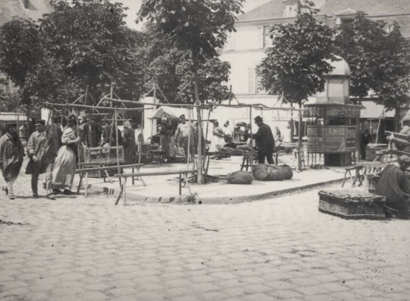 Mantes. Marktplatz.. by Francois Emile Zola. 1880–1902. Motifs recorded: foto, markt, bäume, platz, menschen, haus, baum, männer.