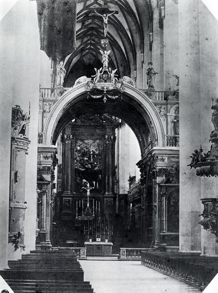 Bennobogen mit Blick auf den Hochaltar. by Hans Krumper. 1604. Motifs recorded: altar, kirche, foto, kreuz, bänke, bogen, bank, säulen.