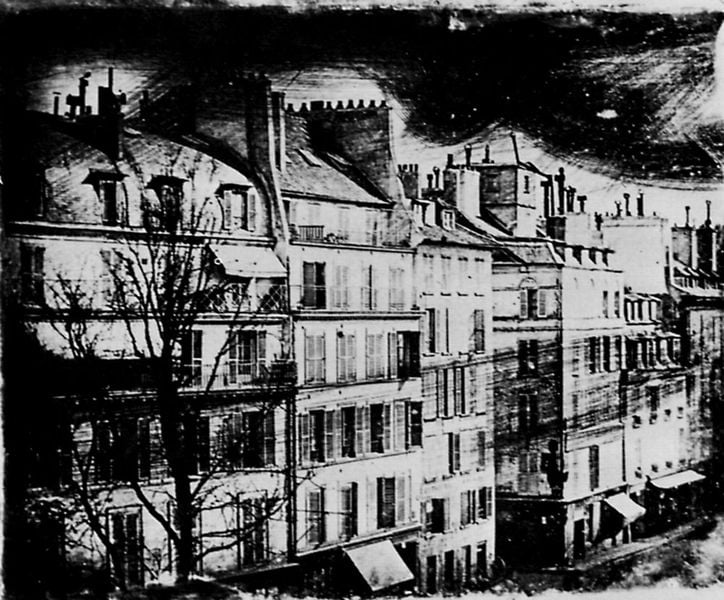 Daguerre photographiert aus seiner Wohnung im 3. Stock des Boulevard Saint-Martin Nr.17. by Louis Jacques Mandé Daguerre. 1839. Motifs recorded: fenster, häuser, foto, baum, nacht, stadt, dächer, fassaden.