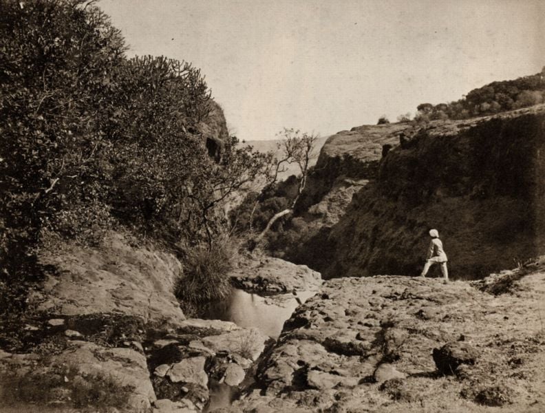 Berg Elphinstone. by Raja Lala Deen Dayal. 1887. Motifs recorded: foto, felsen, bäume, büsche, himmel, fotografie, landschaft, frau.