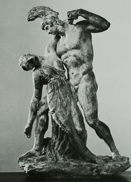 Achilles und Penthesilea. by Bertel Thorvaldsen. 1801. Motifs recorded: helm, skulptur, mann, nackt, frau, tot, stein, kleid.