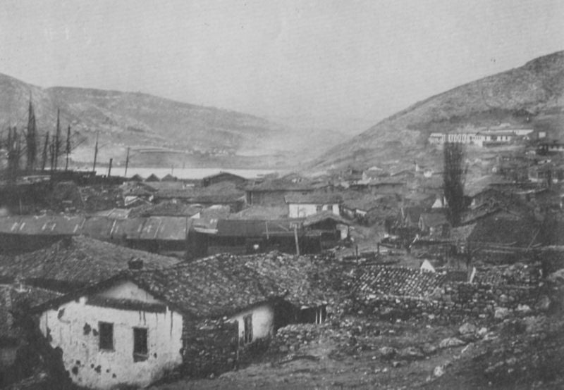 Ansicht von Balaclava mit Krankenhaus. by Roger Fenton. 1855. Motifs recorded: dorf, foto, berge, häuser, fotografie, landschaft, bäume, see.