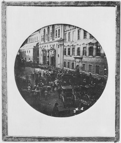 Auffahrt vor der Münchner Michaelskirche. 1853–1857. Motifs recorded: stadt, foto, menschen, kutsche, fenster, rund, kutschen, rahmen.