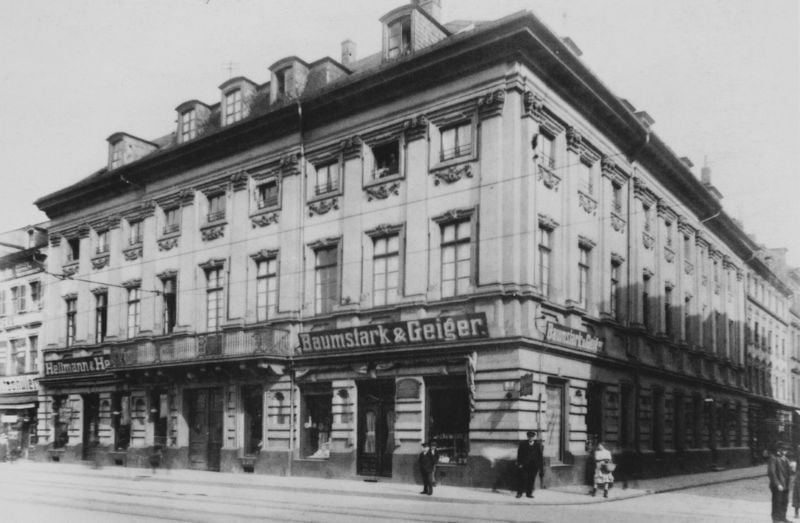 Außenansicht des 	
Oppenheimerschen Hauses am Markt in Mannheim. by Jakob Rischer. 1700–1718. Motifs recorded: haus, fenster, foto, menschen, geschäft, frau, mann, tür.