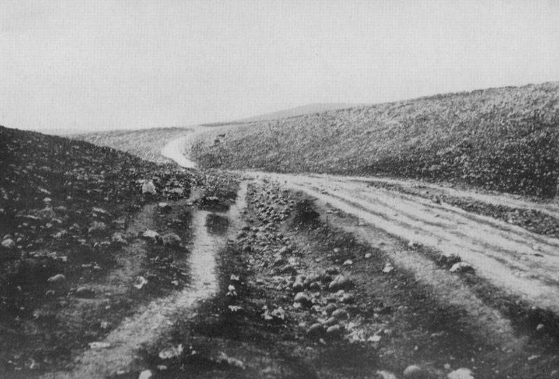 ""Das Tal des Todes"". by Roger Fenton. 1855. Motifs recorded: steine, hügel, himmel, schwarz, fotografie, weg, grau, weiss.