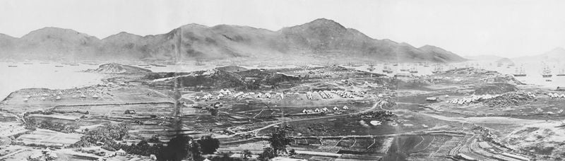 Ankunft der französisch-britischen Streitkräfte in Hongkong; das Lager von Kowloon. by Felice A. Beato. 1860. Motifs recorded: foto, berge, landschaft, schiffe, straßen, meer, wasser, gebirge.