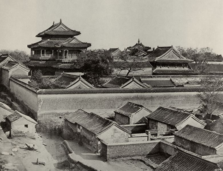 Ansicht des Confuzianischen Tempels vom An-ting Tor aus gesehen (Peking). by Felice A. Beato. 1860. Motifs recorded: dächer, bäume, häuser, mauer, china, foto, fotografie, asien.