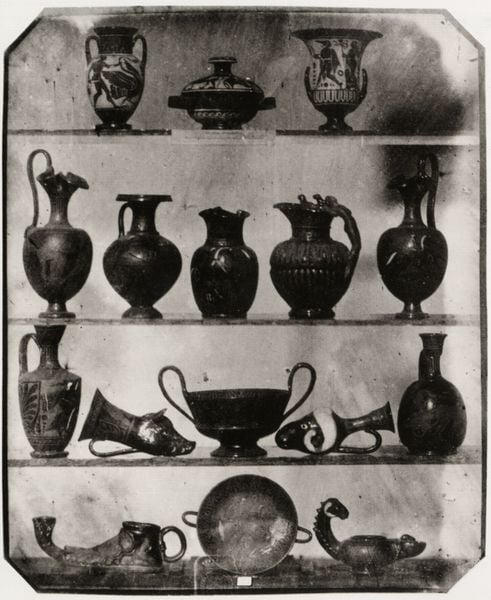 16 griechische Vasen, Lampen und andere Gefäße aus gebranntem Ton mit Malerei (1/3 Naturgröße, Liegnitz). by Ludwig Belitski. 1854–1856. Motifs recorded: vasen, krüge, foto, regal, henkel, keramik, vase, schale.