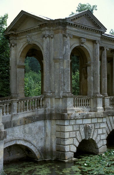 Palladian Bridge, Detail. by James Gibbs. 1742–1743. Motifs recorded: brücke, seerosen, grün, wasser, bäume, stein, giebel, bridge.