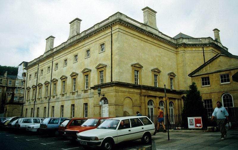 Außenansicht. by John Wood, der Jüngere. 1769–1771. Motifs recorded: autos, fenster, gebäude, foto, himmel, schornstein, haus, giebel.