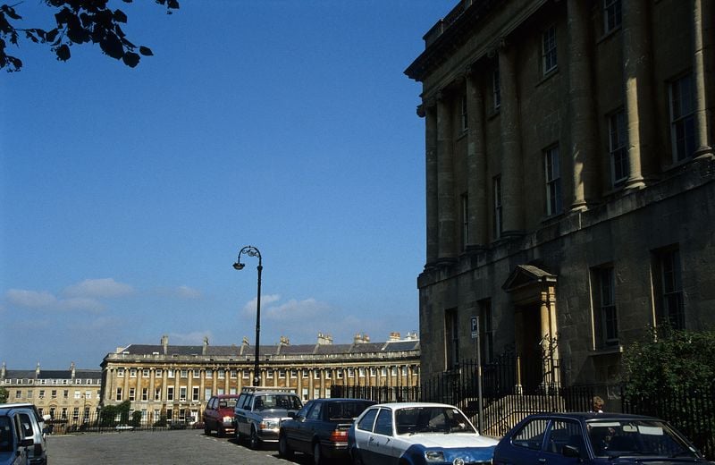 Blick aus der Brock Street. by John Wood, der Jüngere. 1767–1774. Motifs recorded: autos, foto, laterne, himmel, straße, gebäude, haus, blau.