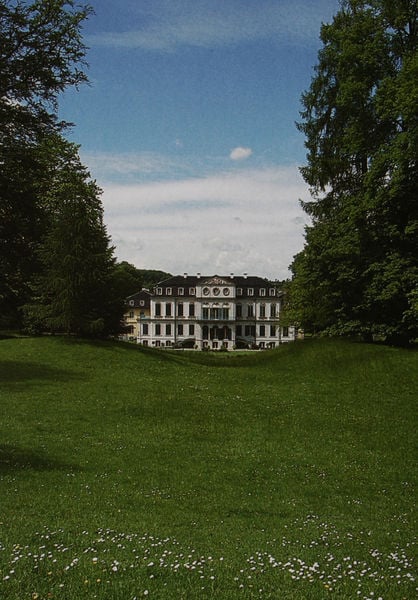 Ansicht der Gartenseite. by François de Cuvilliés, der Ältere. 1743–1761. Motifs recorded: wiese, schloss, himmel, blumen, grün, park, wolken, dach.