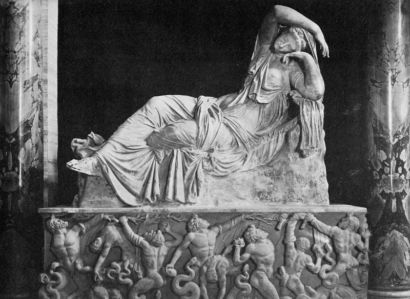 Adrianna im Vatikanmuseum verlassen. by Gebrüder Alinari. 1873–1876. Motifs recorded: frau, skulptur, säulen, schlangen, männer, foto, nackt, marmor.