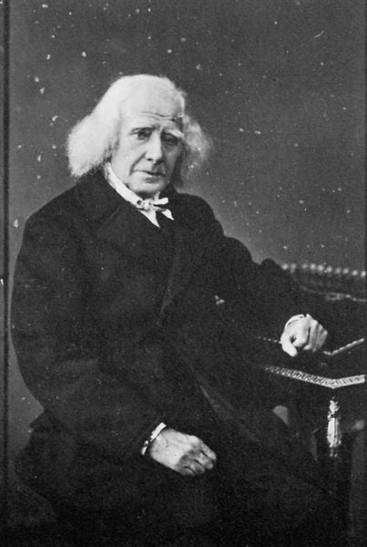 Alter Mann an der Schreibmaschine. by Gebrüder Alinari. 1860. Motifs recorded: mann, foto, alt, haare, tisch, pult, schwarz, portrait.