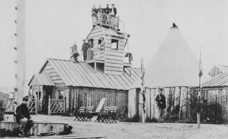 13. New Yorker Kavallerieeinheit bei der Inspektion. by Mathew B. Brady. 1865. Motifs recorded: stühle, holz, turm, foto, männer, haus, zelt, dach.