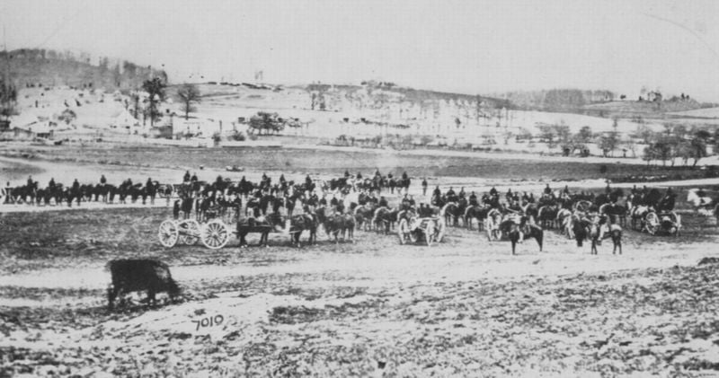 7. New Yorker Artillerieeinheit. by Mathew B. Brady. 1863. Motifs recorded: pferde, foto, bäume, reiter, wagen, landschaft, schnee, photo.