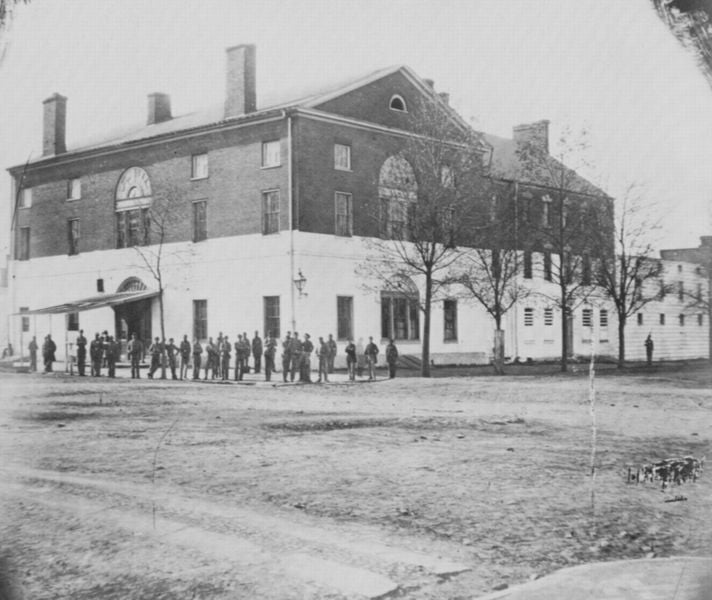 Altes Kapitolgefängnis, Washington D. C.. by Mathew B. Brady. 1864–1866. Motifs recorded: haus, bäume, menschen, foto, schwarz, fotografie, gebäude, weiss.