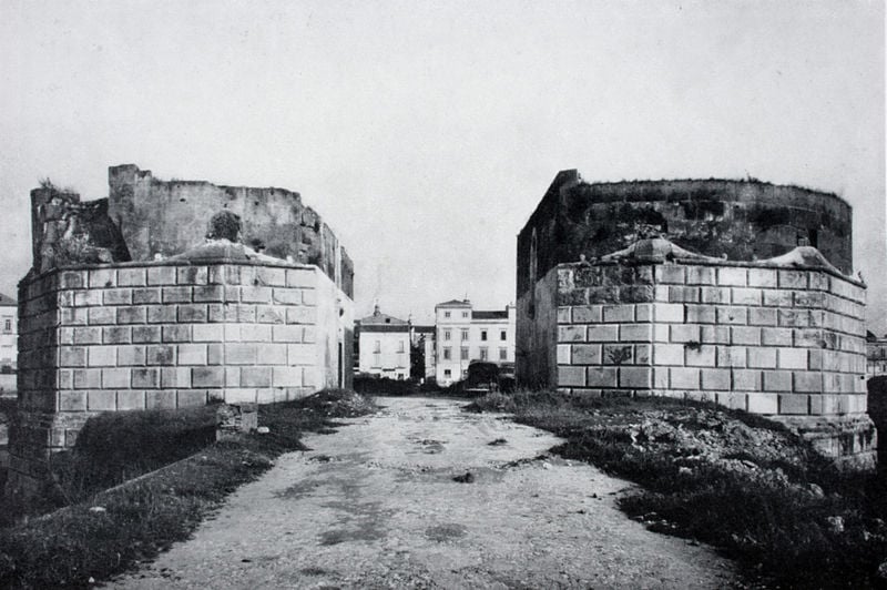 Die Brückentürme von der Via Appia her gesehen. by Liphantes. 1234–1239. Motifs recorded: weg, ruine, mauer, foto, schwarz, himmel, gras, stadt.