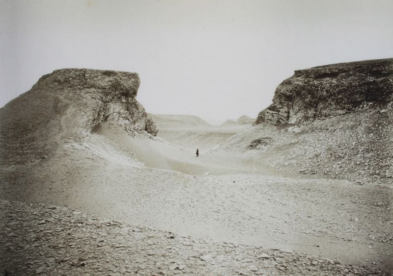 Bab El Jasmund (Lybische Wüste). by Philipp Remelé. 1874. Motifs recorded: mensch, wüste, sand, stein, steine, felsen, berge, himmel.