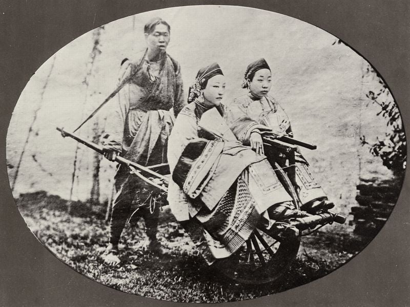 Frauen aus Manchu. 1874–1876. Motifs recorded: frauen, mann, foto, china, fotografie, grau, oval, asien.