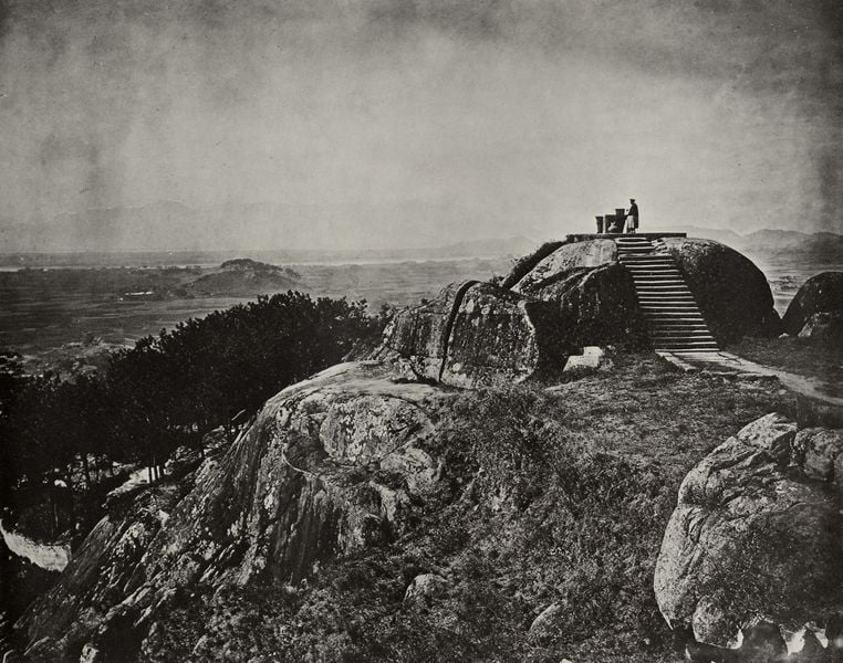 »Altar des Himmel«, Foochow, neben dem Min Fluss. by John Thomson. 1867–1869. Motifs recorded: treppe, berg, himmel, felsen, foto, landschaft, weg, hügel.