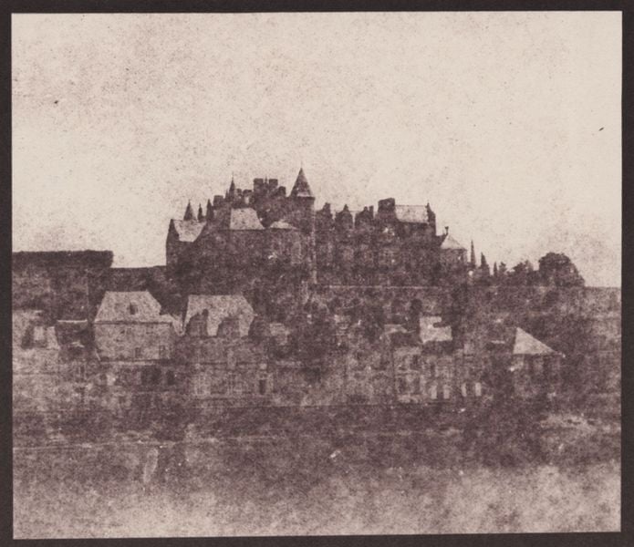 Amboise. by William Henry Fox Talbot. 1843. Motifs recorded: foto, stadt, burg, himmel, mauer, dächer, häuser, fluss.