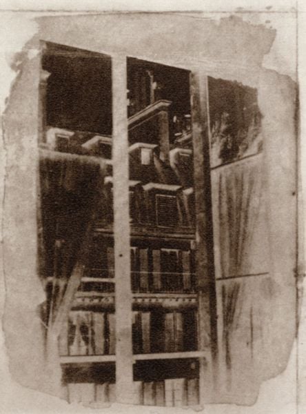 Blick aus dem Fenster von Talbots Wohnung in der Rue de la Paix, Paris. by William Henry Fox Talbot. 1843. Motifs recorded: fenster, foto, bücher, fotografie, schwarzweiß, beschädigt, regal, archiv.