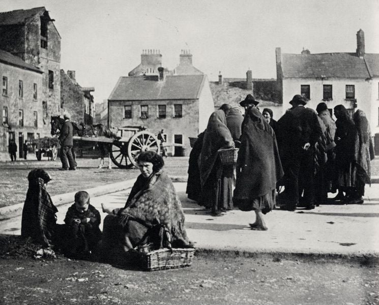Auf dem Fischmarkt in der Stadt Galway. by John Millington Synge. 1897–1899. Motifs recorded: foto, kinder, korb, pferd, häuser, menschen, frau, wagen.