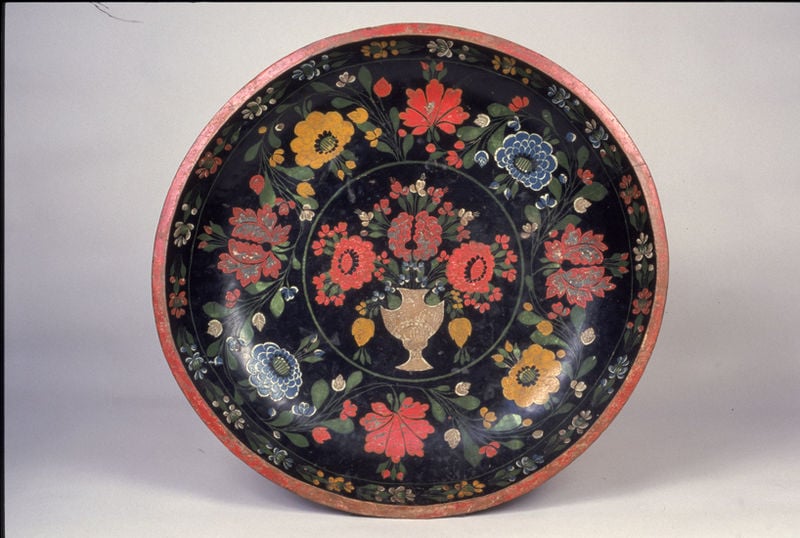 Tray (Batea). 1906–1939. Motifs recorded: plate, flowers, red, yellow, blue, black, green, leaves.